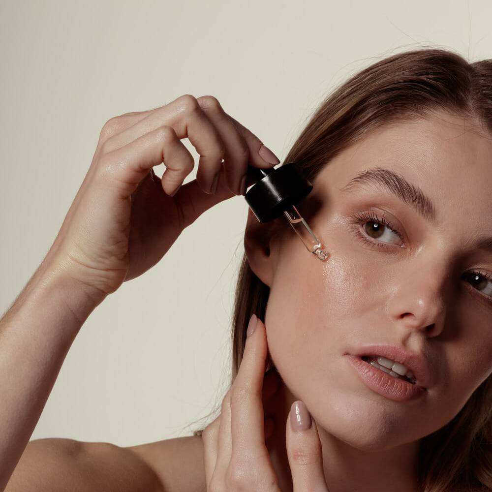 Zo gebruik je gezichtsolie voor een stralende, gehydrateerde huid