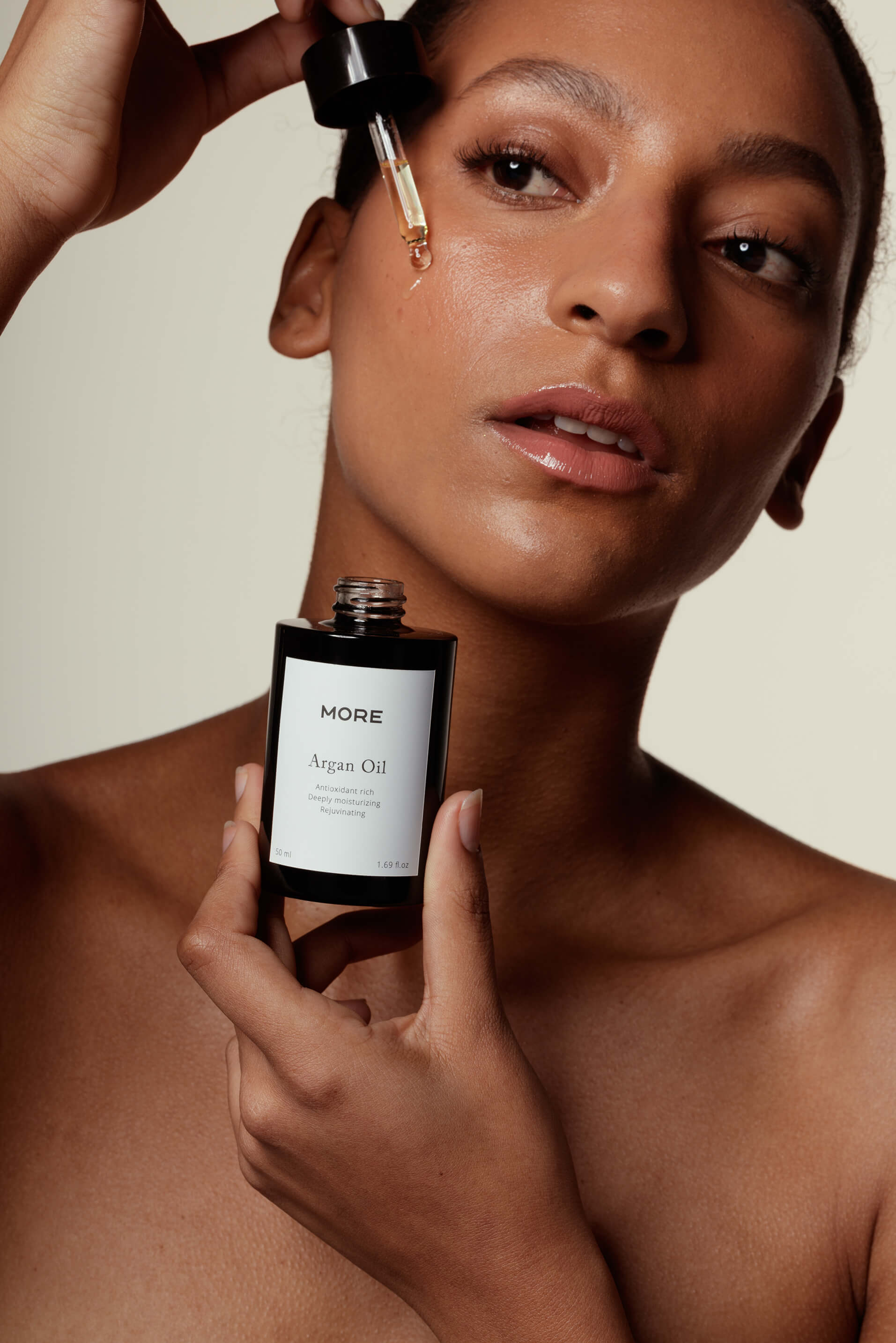 biologische arganolie handen smeren argan oil