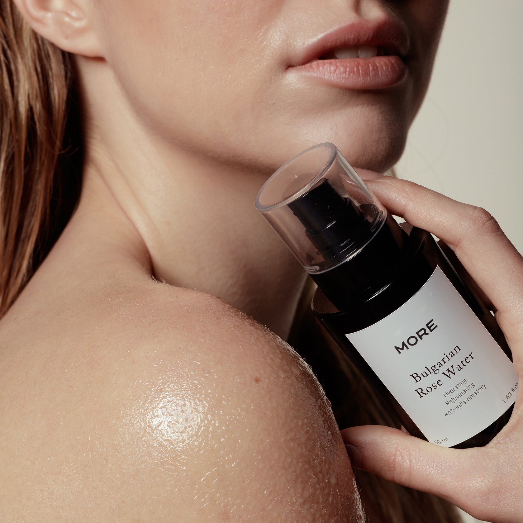 Rozenwater voor het gezicht: 5 voordelen, gebruik en ervaringen