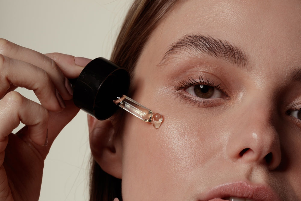 Wallen natuurlijk verminderen: oorzaken, oliën en routinetips voor de oogzone