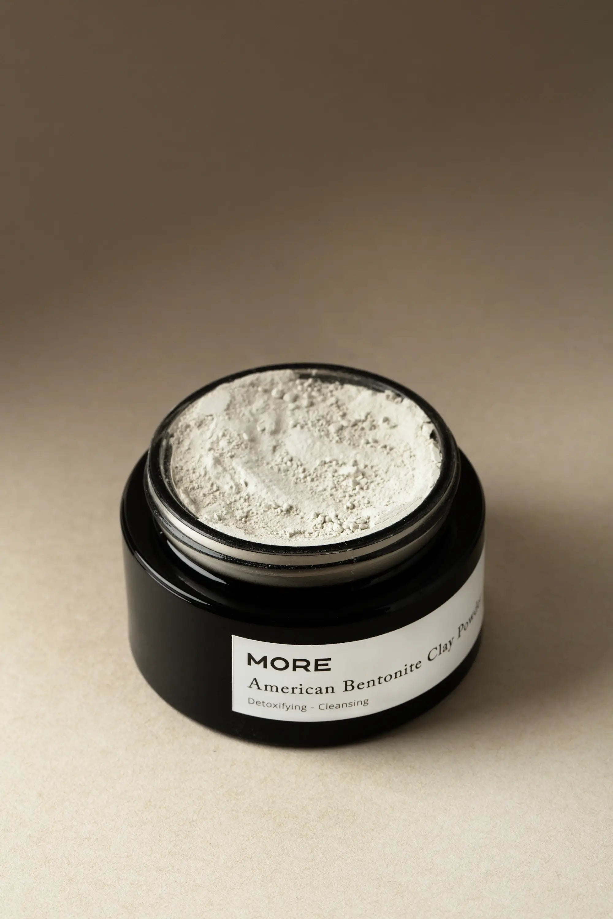 Open verpakking met natuurlijke American Bentonite Clay Powder