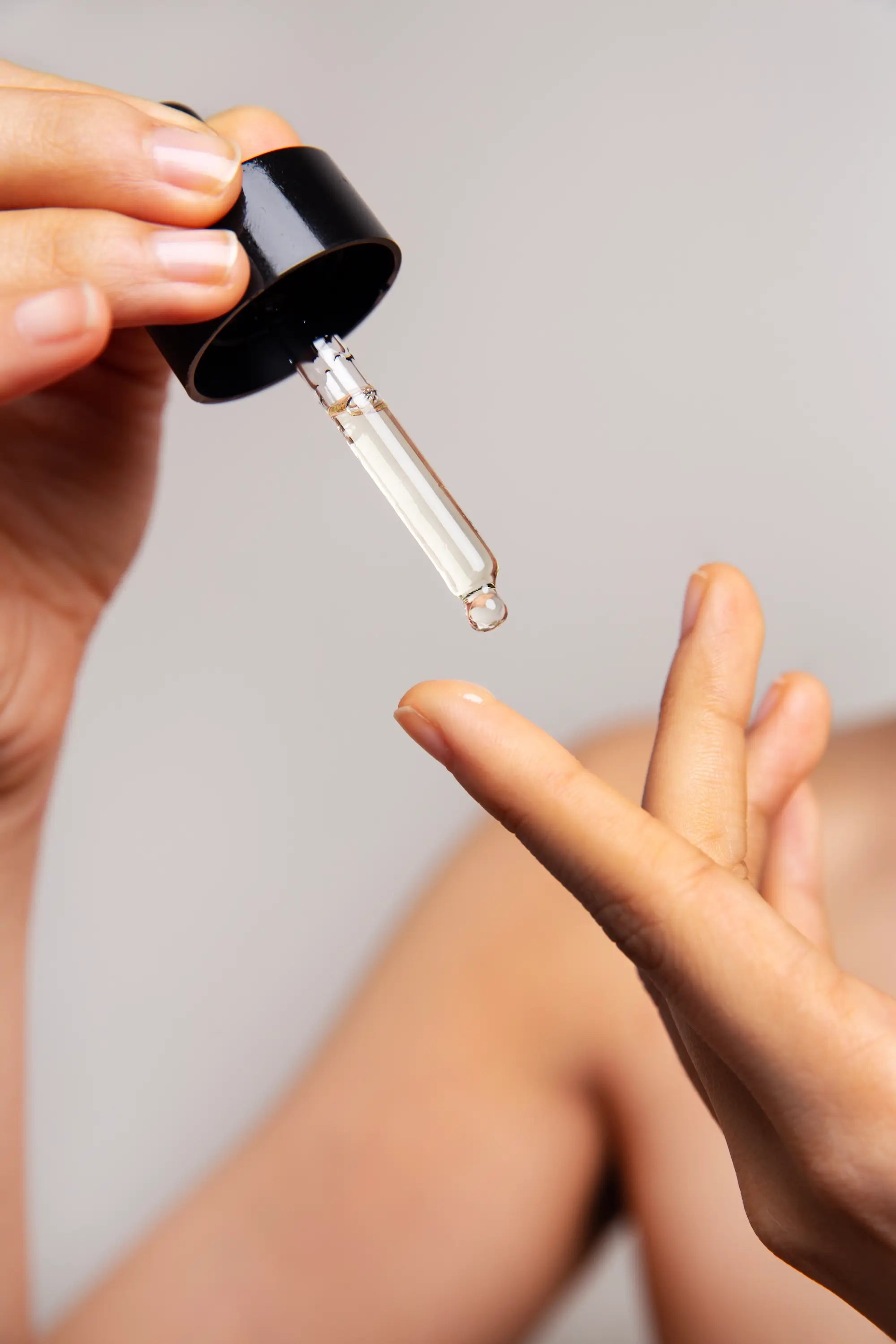 Aanbrengen van biologische arganolie met pipet