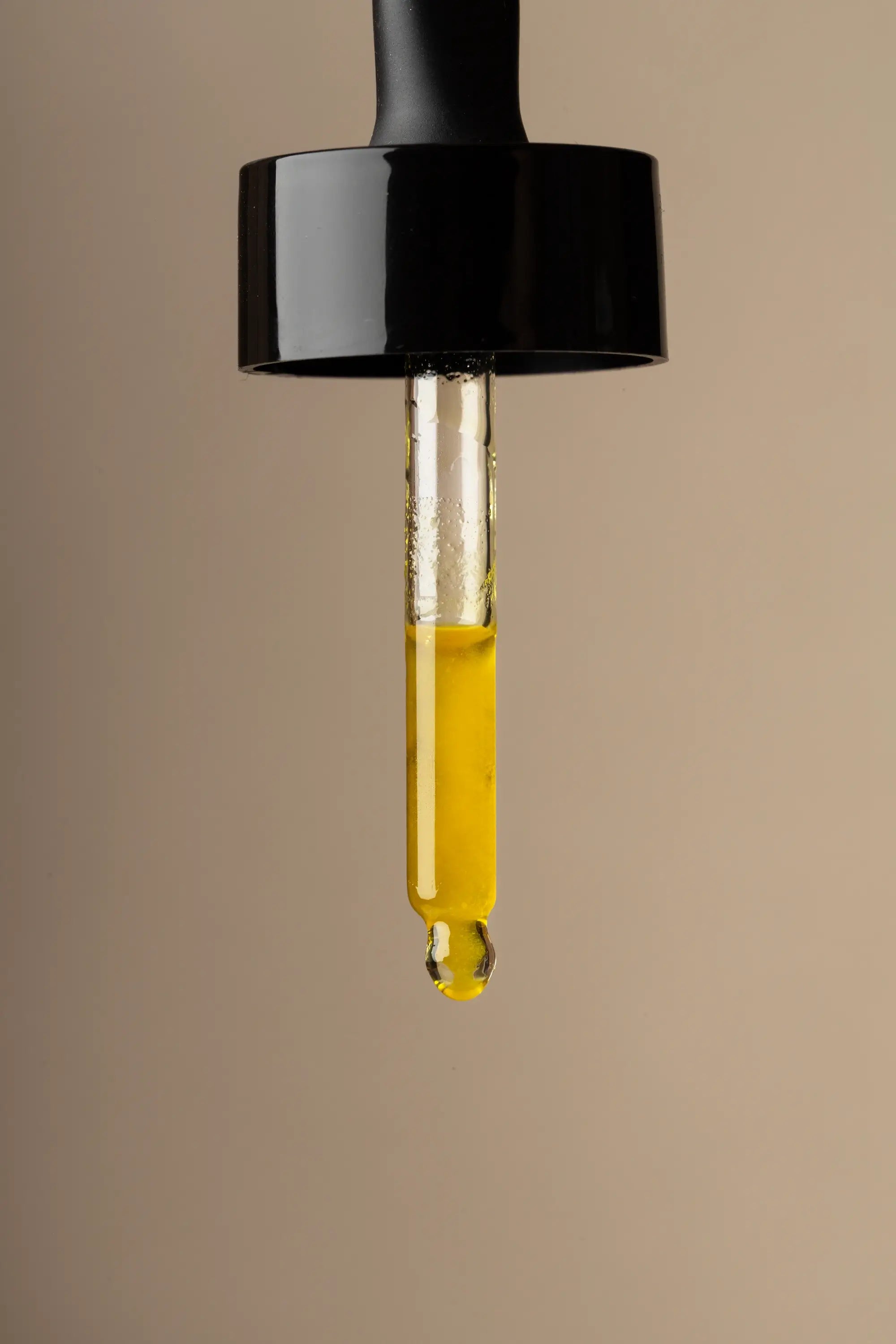 Close-up van pipet gevuld met pure avocado olie