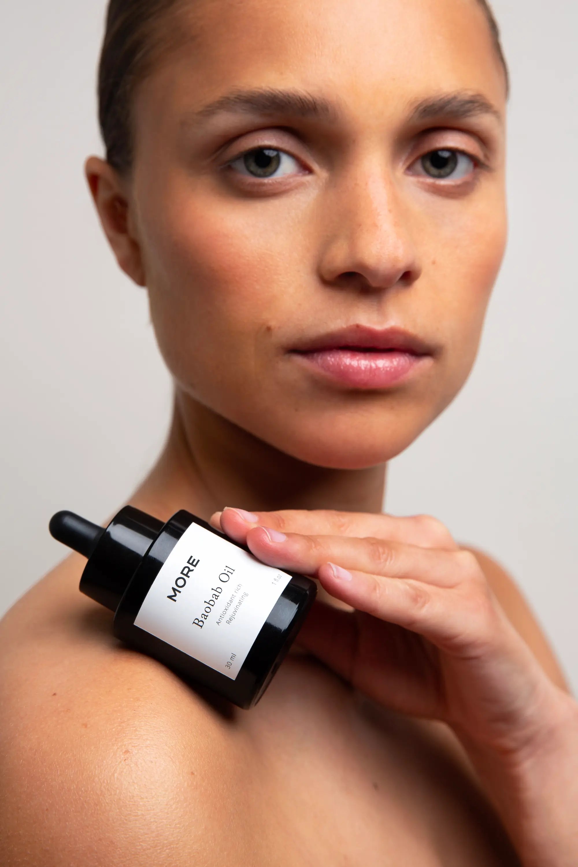 Model presenteert More Natural Baobab Oil 30 ml voor huidverzorging
