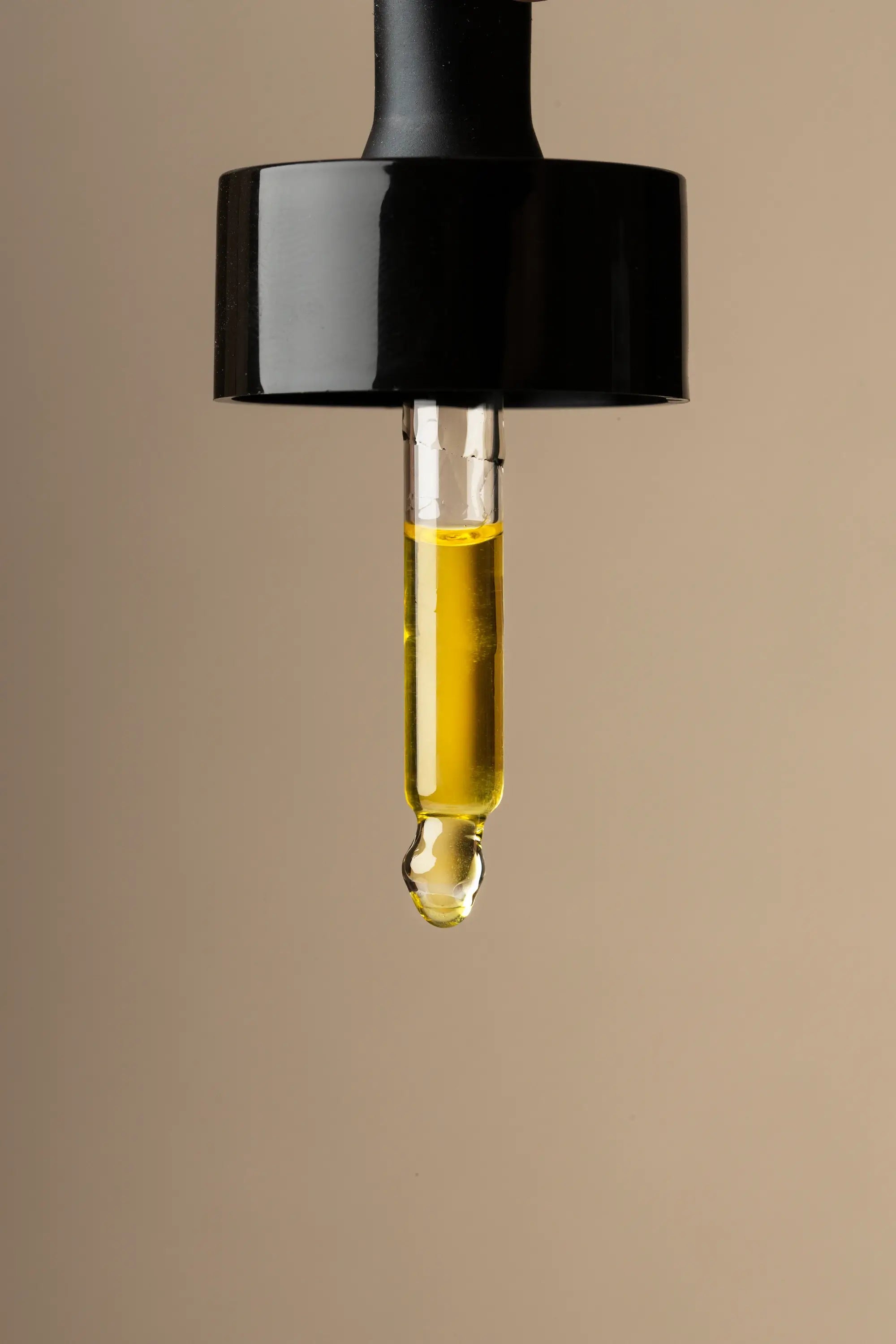 Close-up van pipet met pure baobabolie