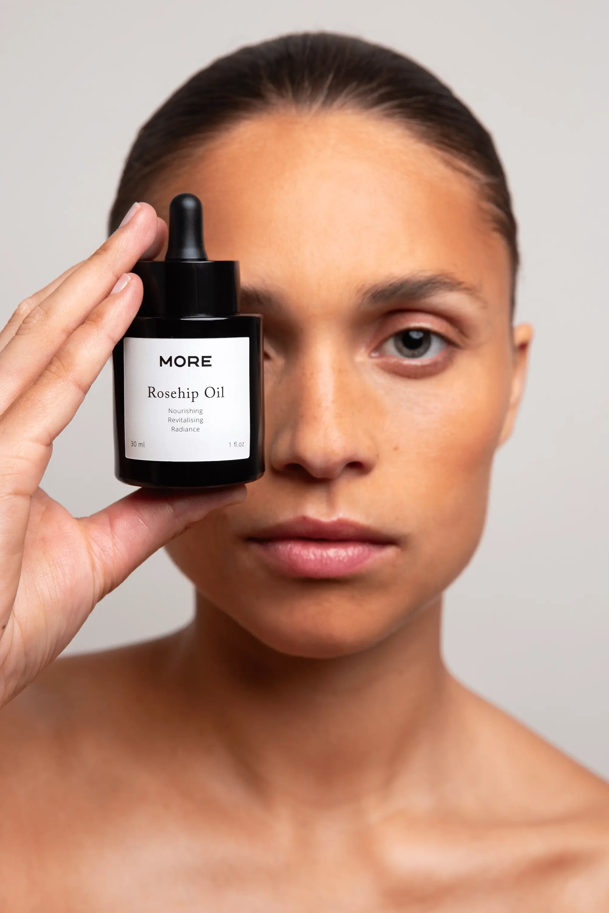 Model met biologische rozenbottelolie van More Natural
