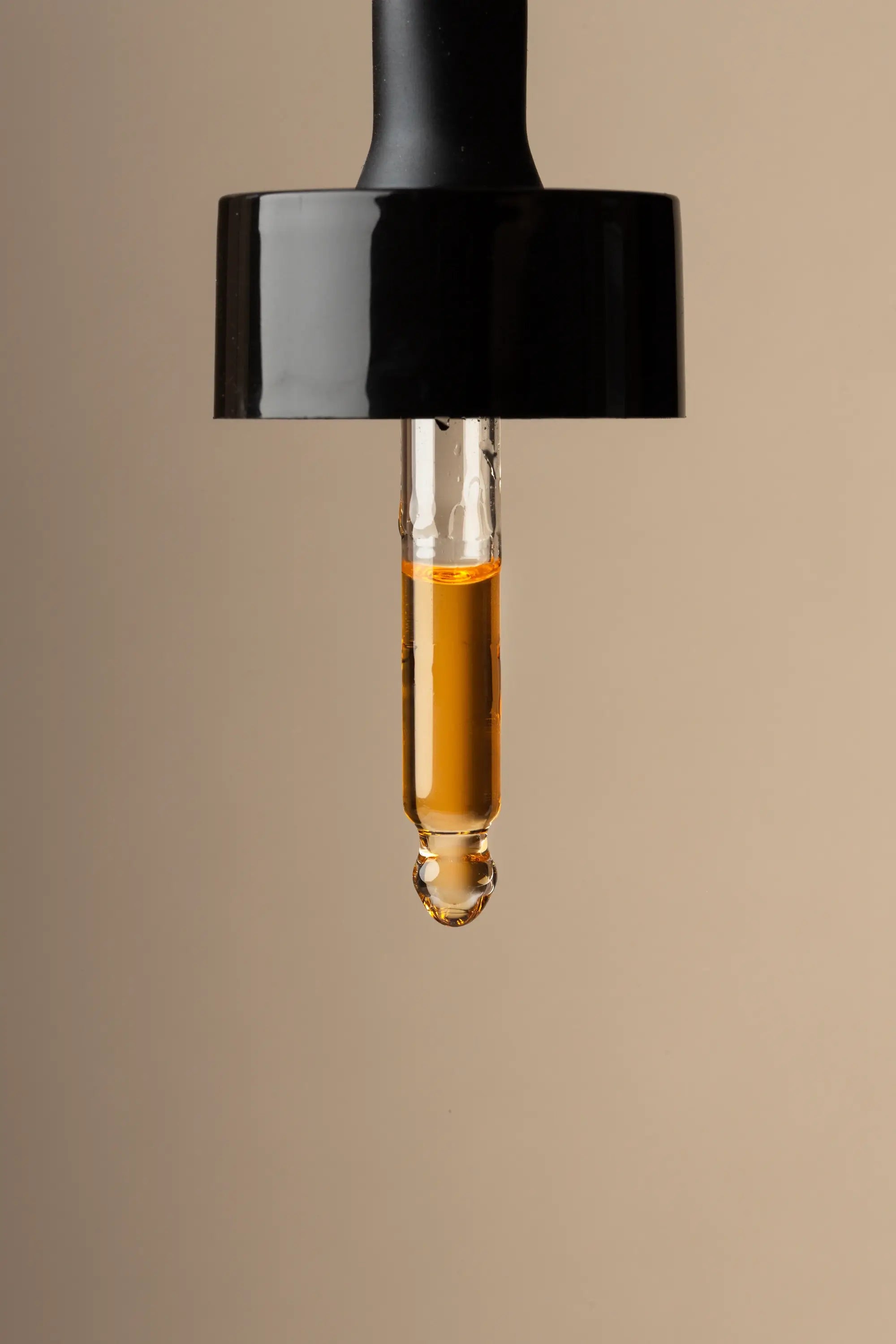 Pipet met biologische rozenbottelolie rijk aan essentiële vetzuren