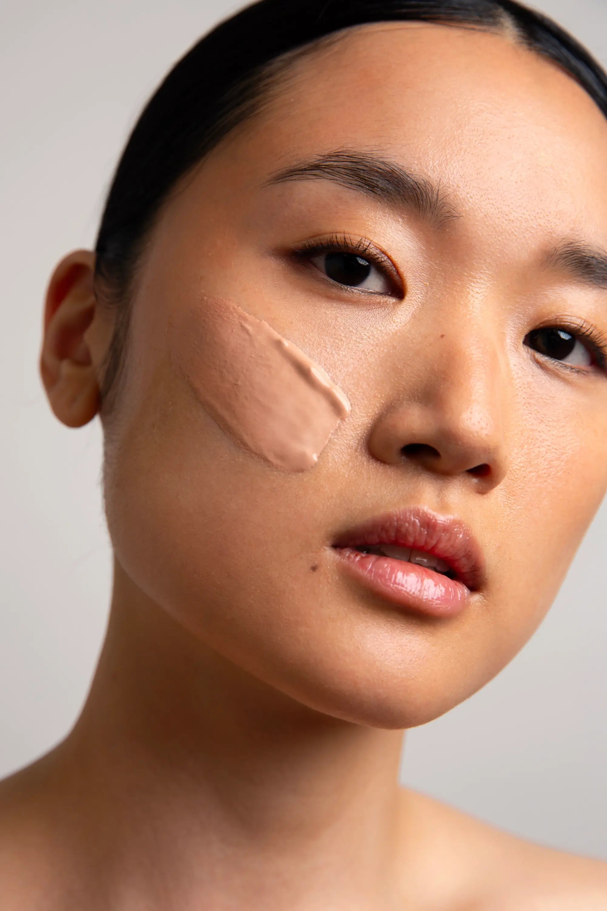 French Pink Clay masker aangebracht op de huid voor een zachte reiniging