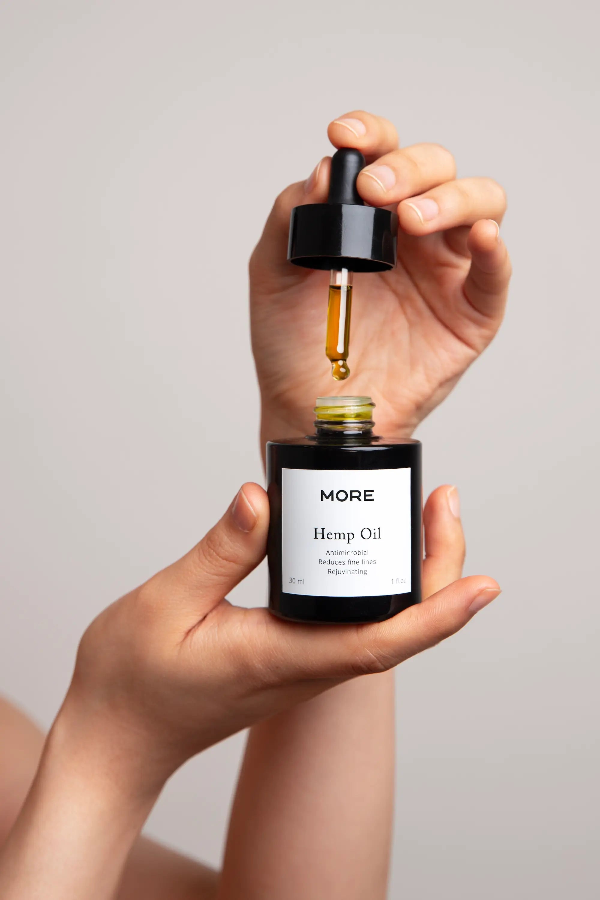 Hennepzaadolie met glazen pipetfles van More Natural
