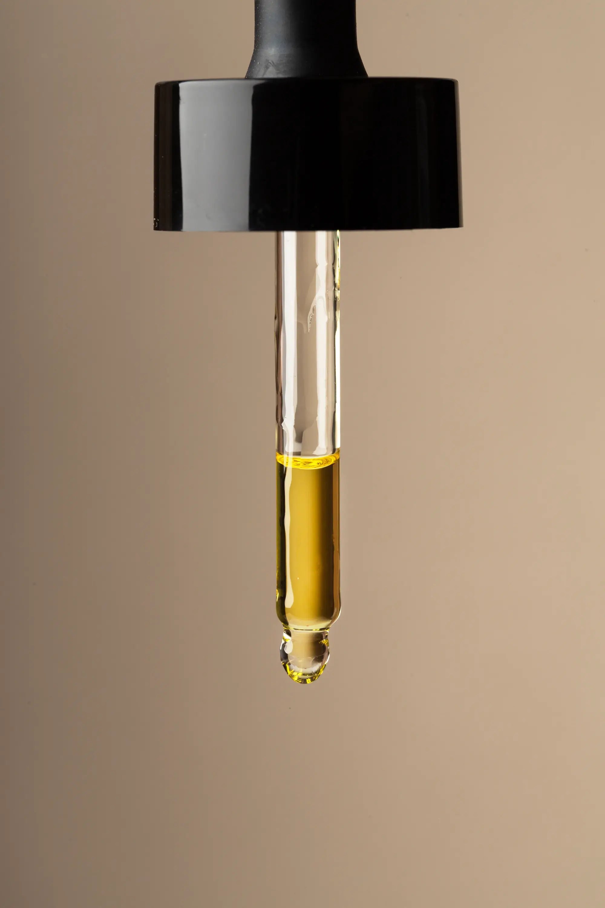 Close-up van pipet met pure jojoba olie