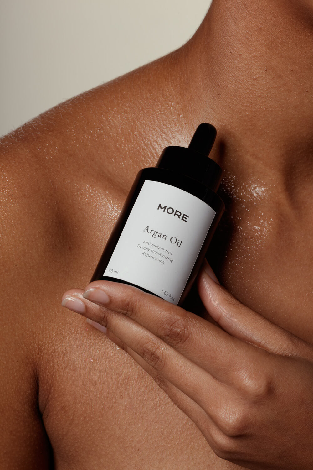 biologische arganolie 50 ML hand met model