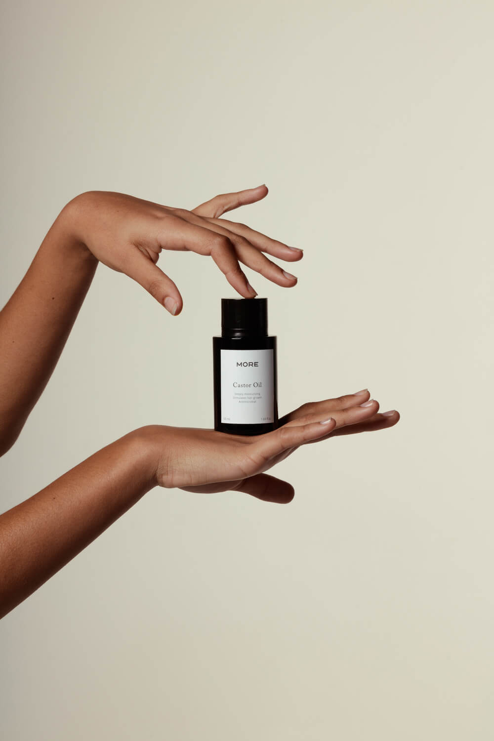 Biologische castor olie 50 ML handen