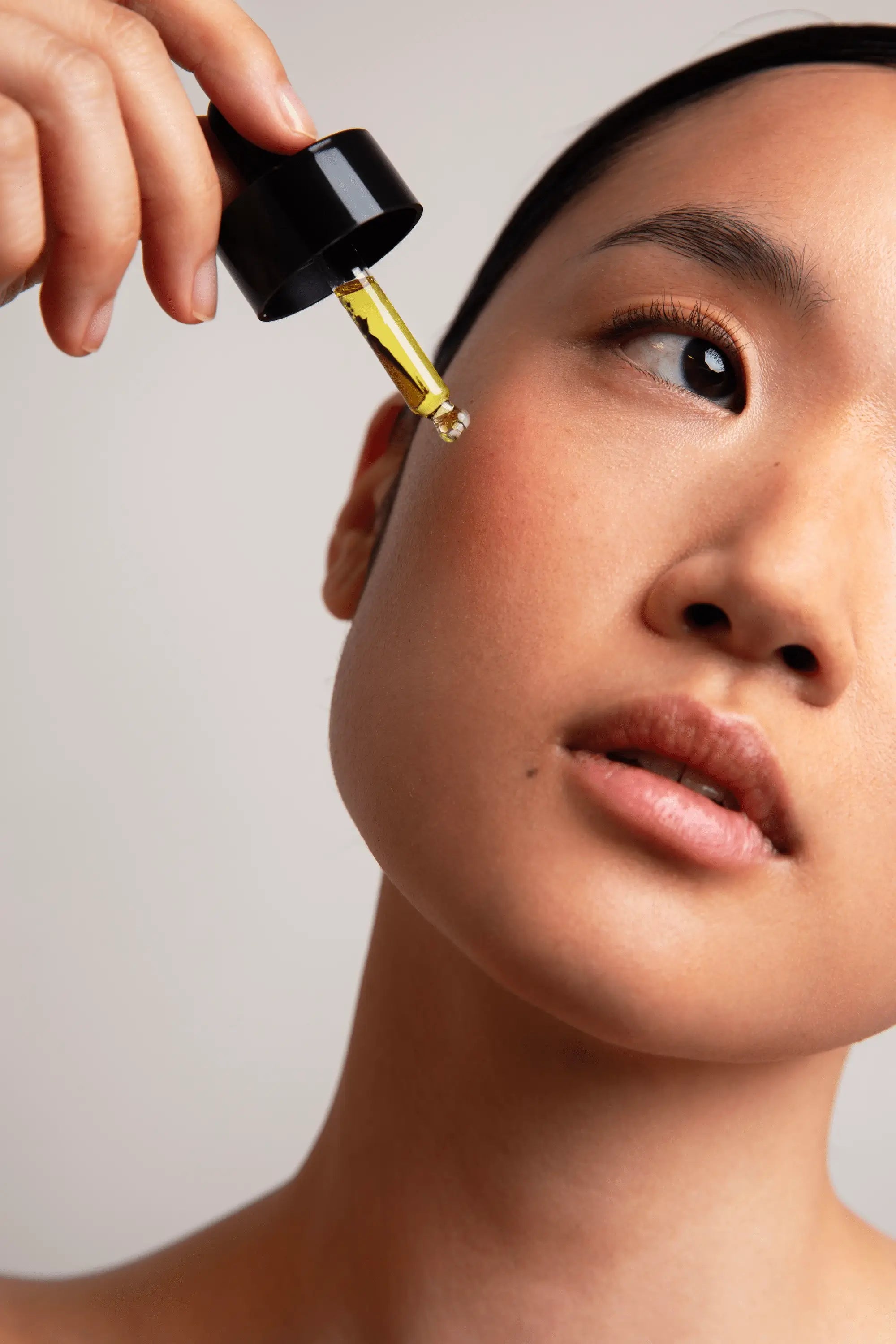 Aanbrengen van Revitalising Serum met pipet op de huid